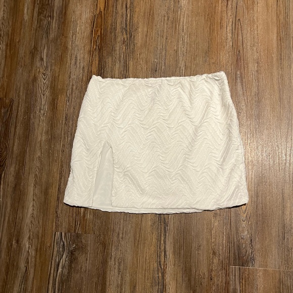Princess Polly Dresses & Skirts - PRINCESS POLLY white skirt with slit size 6